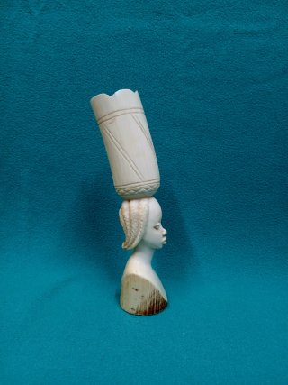 Escultura africana. Busto tallado.