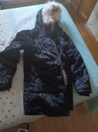 Abrigo de invierno negro con capucha