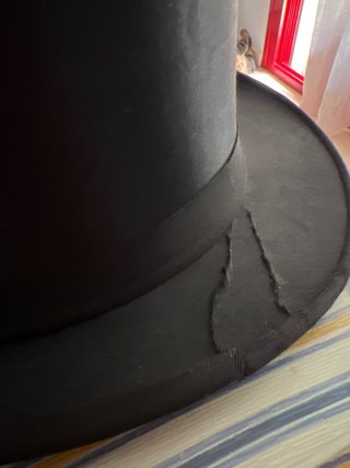 Antiguo sombrero de copa alta de seda