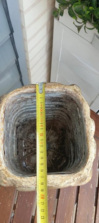 Maceta de piedra hecha a mano