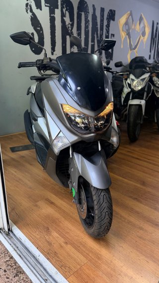 Yamaha NMAX Maxi Scooter Gris