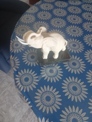 Elefante de porcelana decorativo