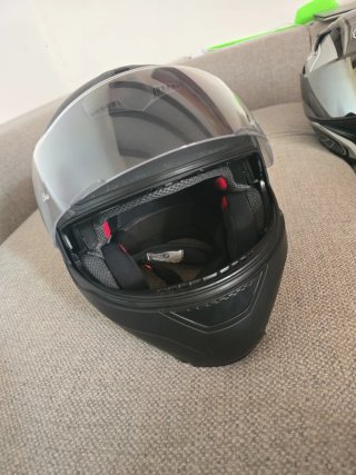 Casco de moto negro