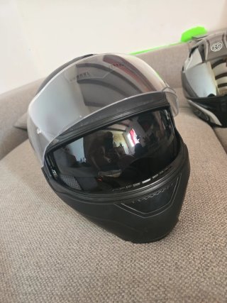Casco de moto negro