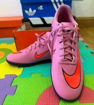 Zapatillas de fútbol Nike rosas y naranjas