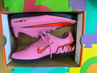 Zapatillas de fútbol Nike rosas y naranjas
