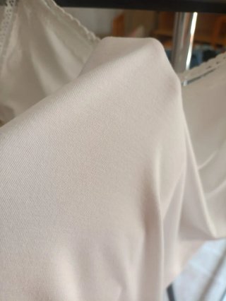 Camiseta blanca con encaje sin mangas