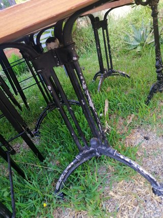 Tavoli in legno massello con piedi in ferro