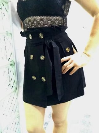 Falda roja de lino con botones