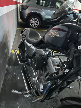 Harley Davidson XL 883 Sportster Negra