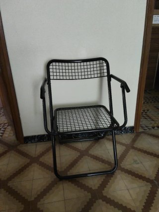Silla plegable de metal negra