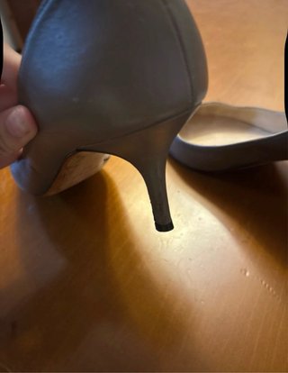 Tacones Jimmy Choo grises con pedrería