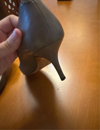 Tacones Jimmy Choo grises con pedrería