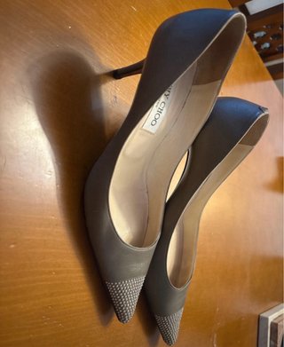Tacones Jimmy Choo grises con pedrería