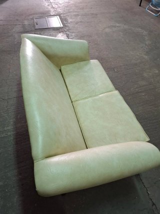 Sofá de piel sintética beige