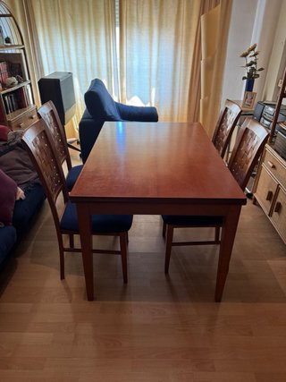 Juego de mesa y 4 sillas de comedor