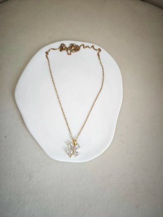 Collar dorado con colgante de trébol