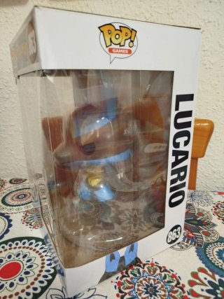 Funko gigante Pokémon lucario 25cm en su caja