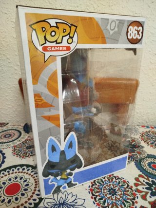 Funko gigante Pokémon lucario 25cm en su caja