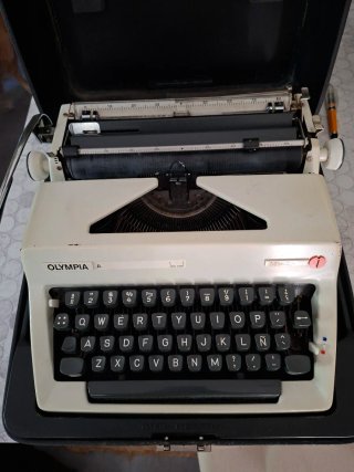 Máquina de escribir Olympia Monian