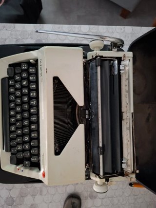 Máquina de escribir Olympia Monian