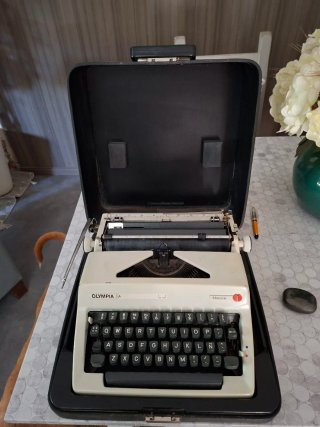 Máquina de escribir Olympia Monian
