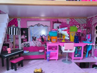 Casa de muñecas rosa