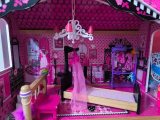 Casa de muñecas rosa
