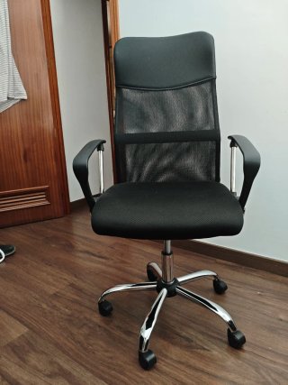 Silla de oficina negra y plateada