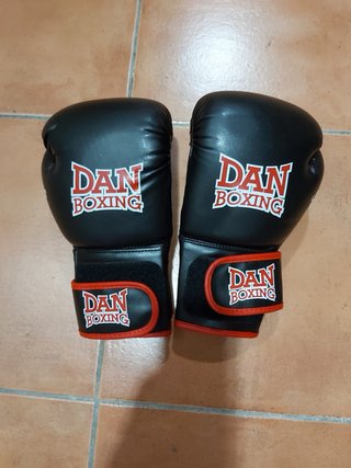 Saco de boxeo rojo con soporte