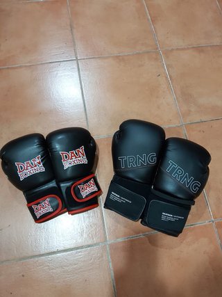 Saco de boxeo rojo con soporte