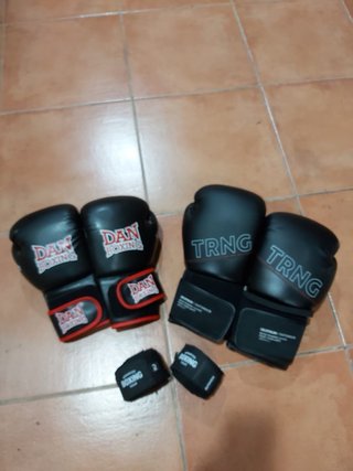 Saco de boxeo rojo con soporte