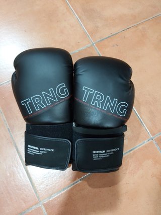 Saco de boxeo rojo con soporte