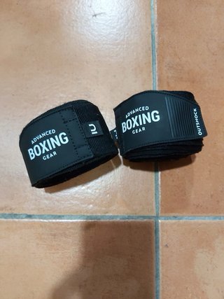 Saco de boxeo rojo con soporte