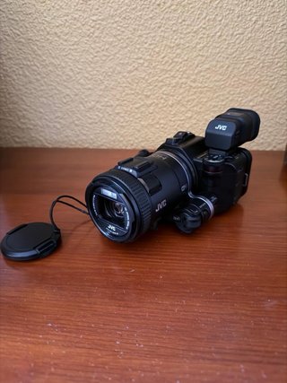 Cámara JVC HD  muy POCO USO.
