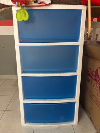 Cajonera de plástico azul y blanco