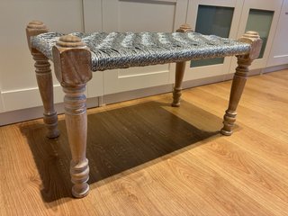 Banqueta pie de cama tejida