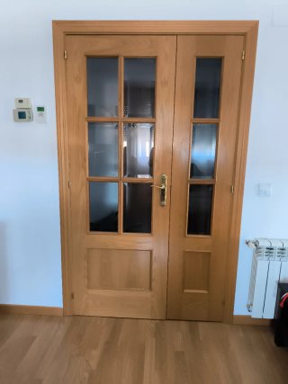 Puerta de salón de madera con cristal