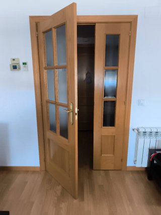 Puerta de salón de madera con cristal