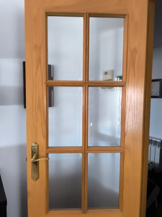 Puerta de salón de madera con cristal