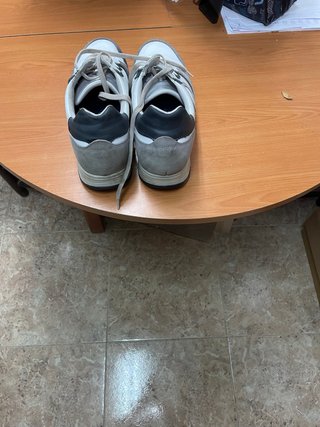 Zapatos con alzas grises y blancos