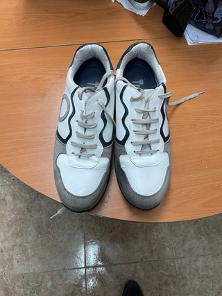 Zapatos con alzas grises y blancos