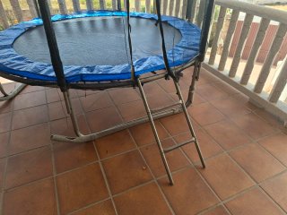 Cama elástica con red de seguridad