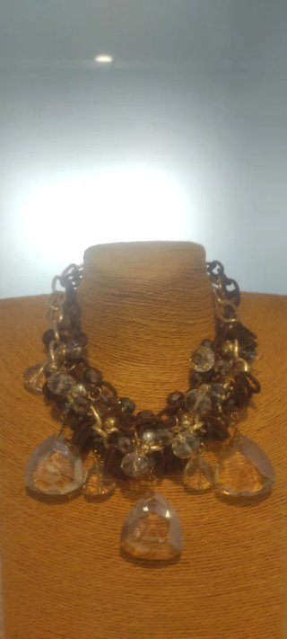 Elegante collar con abalorios dorados