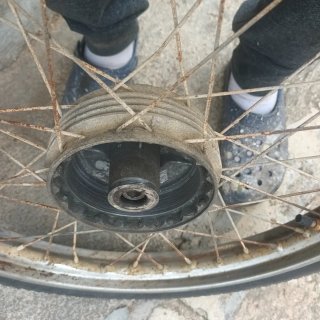 Rueda trasera moto con llanta y neumático