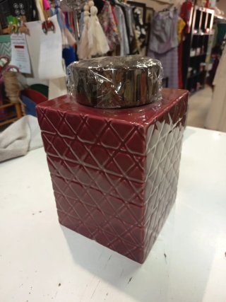 Urna de cerámica roja con tapa