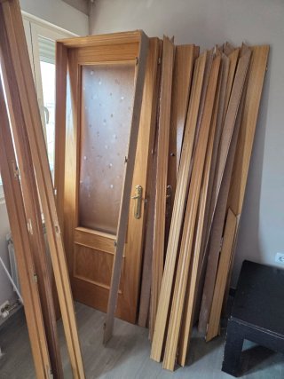 Puertas madera maciza interior.