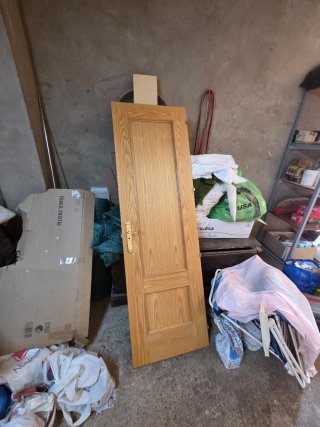 Puertas madera maciza interior.