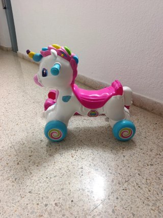Unicornio correpasillos y balancín