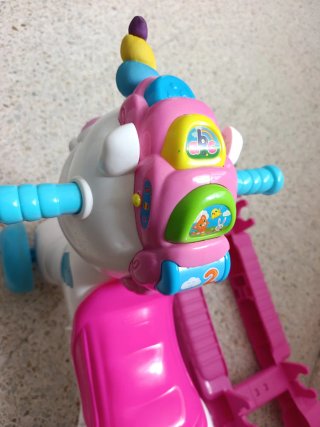 Unicornio correpasillos y balancín